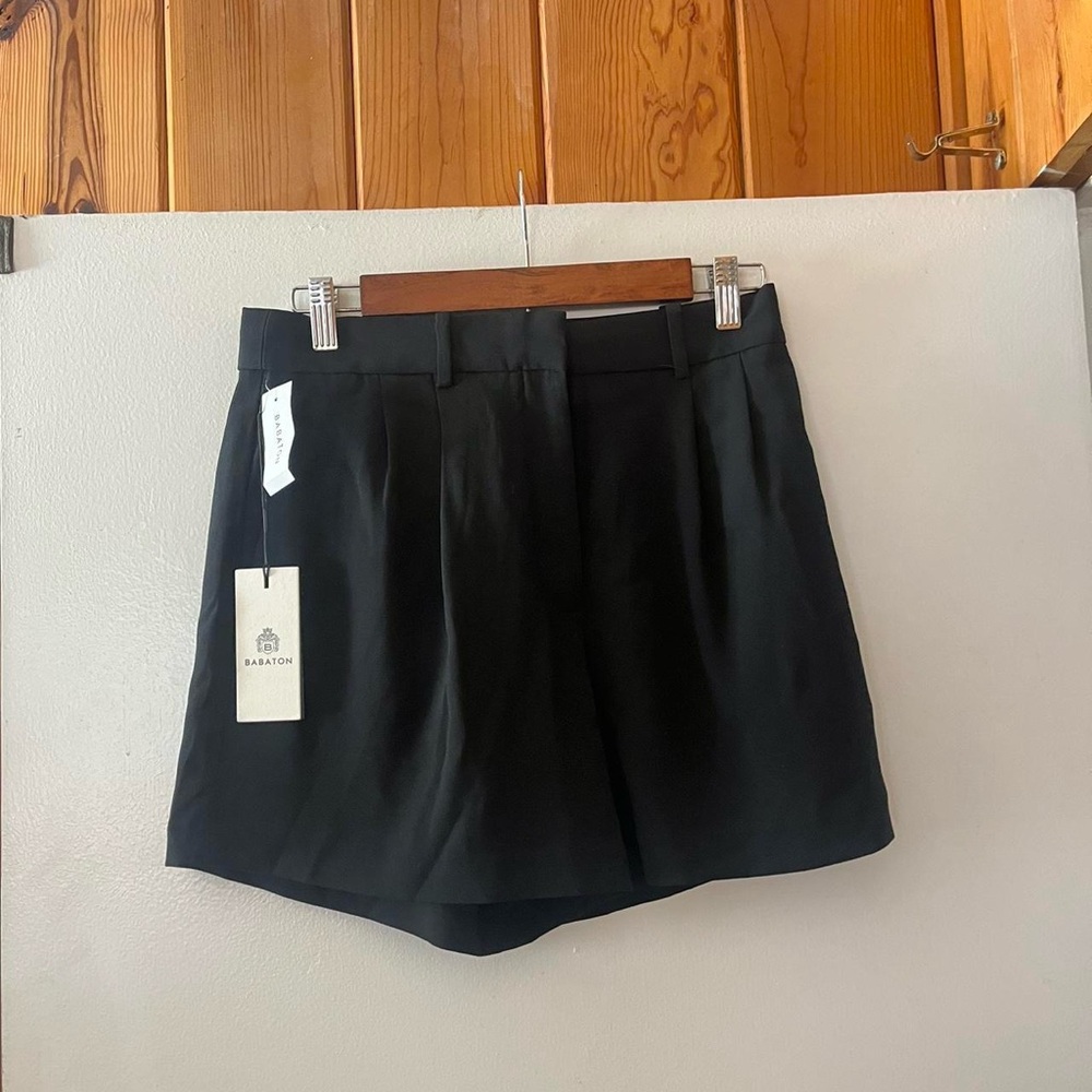 aritzia babaton pleated 5” trouser shorts!